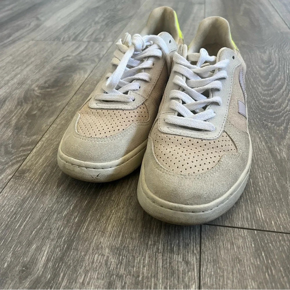 VEJA 
V-10 Trainers | Beige - Picture 6 of 9